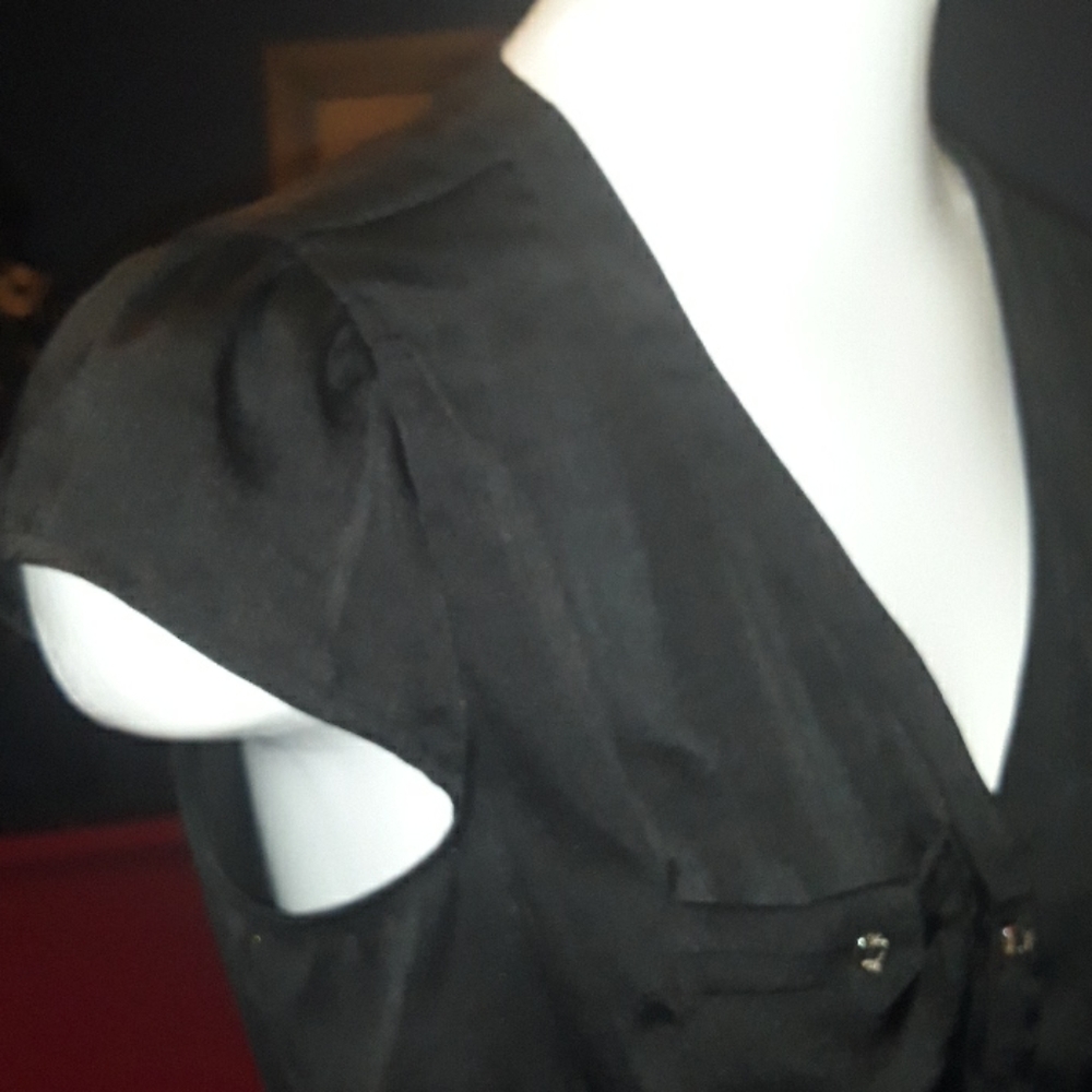 GUESS - Picture 3 of 10